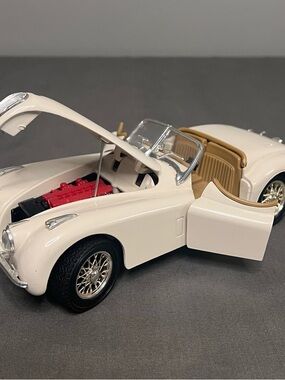 VTG ERTL European Classics 1948 Jaguar XK120 Diecast 1:18 Race Car British White